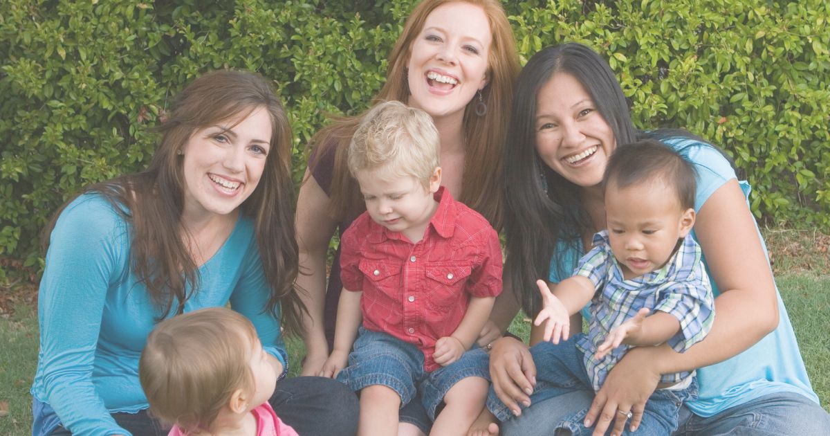 Women connecting With Other Single Mums